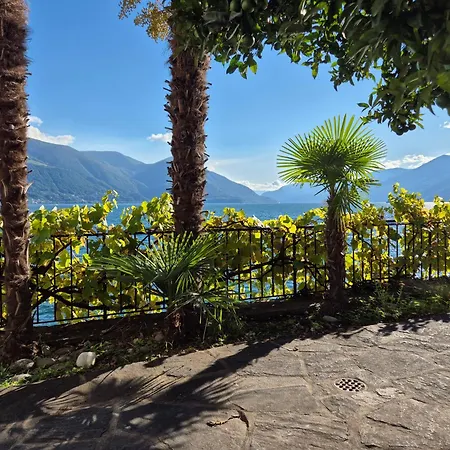 Villa Seefront In - Maggiore, Ticino *